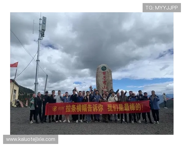 赛后于根伟带队帮助王献钧找回掉落的门牙展现团队精神与关爱 赛后于根伟带队帮助王献钧找回掉落的门牙展现团队精神与关爱