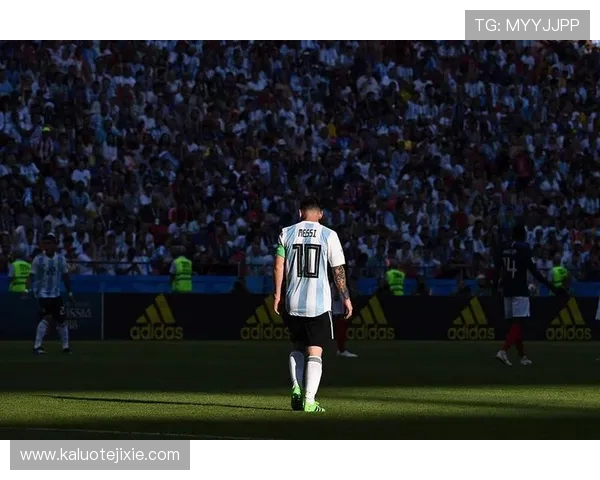 阿根廷队2026年世界杯球衣亮相 经典蓝白条纹搭配黑色三道杠设计